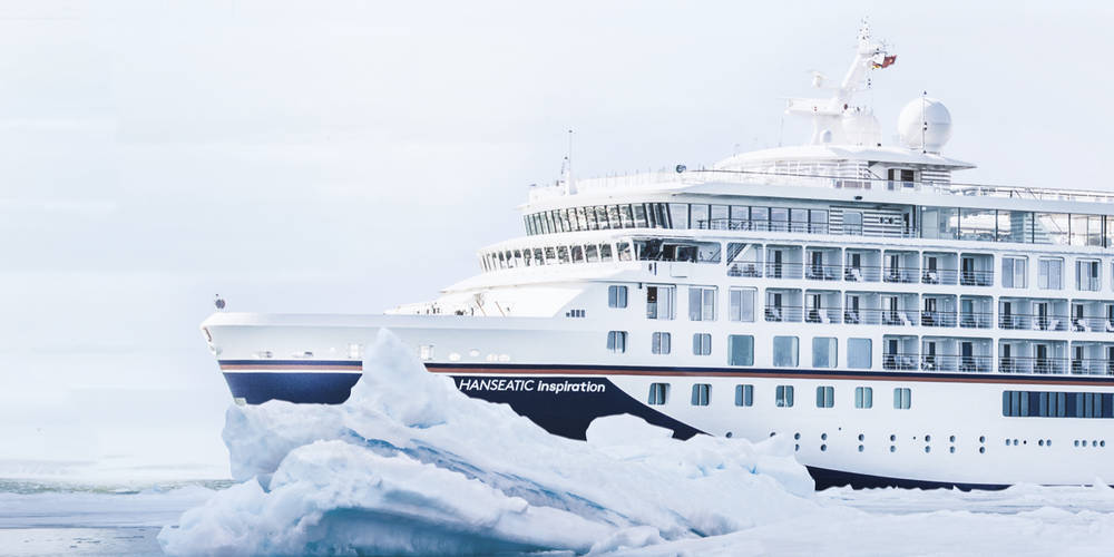 IJsvelden en ijsbergen tijdens een expeditiecruise in Antarctica
