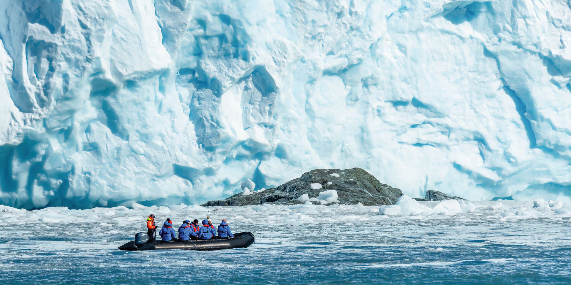 Het expeditieschip HANSEATIC inspiration in poolwateren