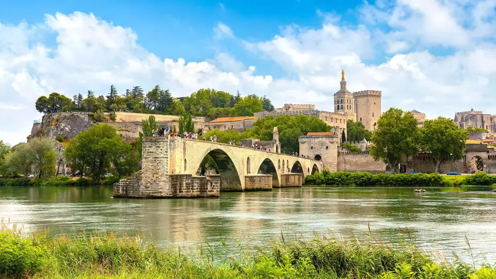 De Riverside Ravel vaart over de Rhône tussen de wijngaarden van Zuid-Frankrijk
